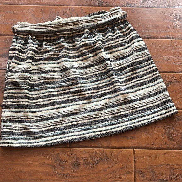 - Loft Skirt - Size Large - Picture 7 of 8